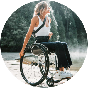 home-adapt-maitre-d-oeuvre-lille-pmr-jeune-femme-fauteuil-roulant-1000x1000px